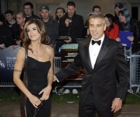 George Clooney asistió a la premier bien acompañado de su novia la modelo y presentadora italiana Elisabetta Canalis